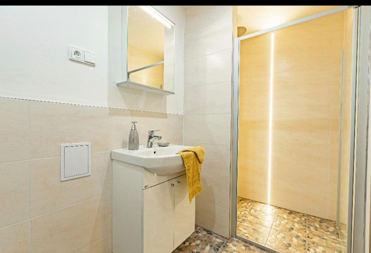 Prodej bytu 2+1 64 m², Družstevní, Chýně, Středočeský kraj Prodej bytu 2+1 64 m², Družstevní, Chýně, Středočeský kraj