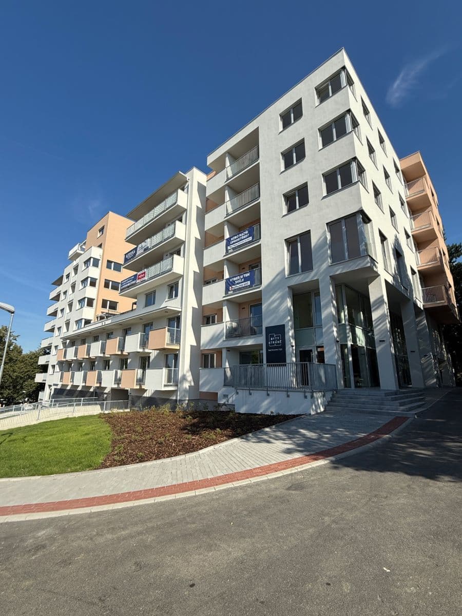 Pronájem bytu 1+kk 37 m², Nad Stráněmi, Zlín, Zlínský kraj Pronájem bytu 1+kk 37 m², Nad Stráněmi, Zlín, Zlínský kraj