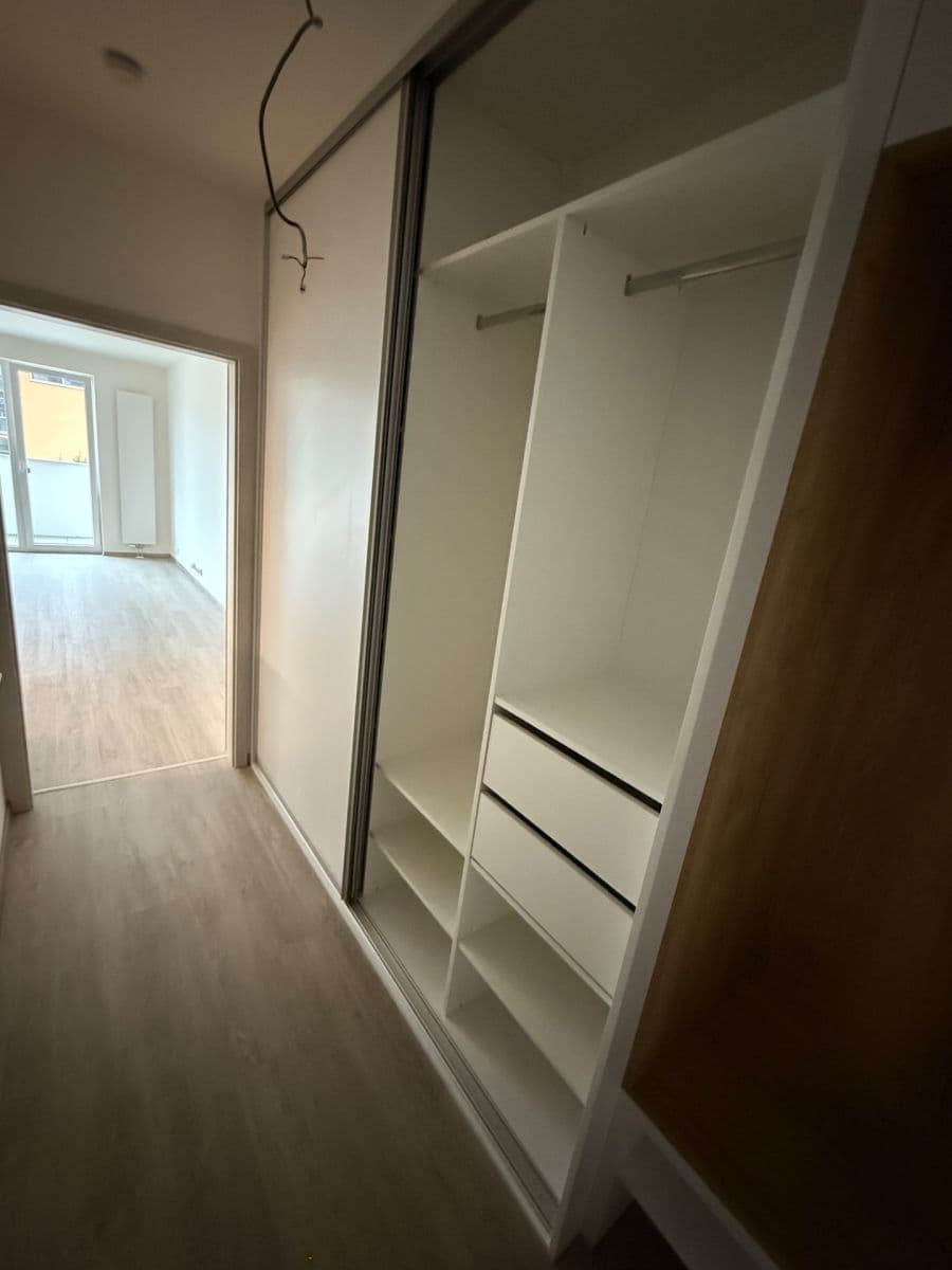 Pronájem bytu 1+kk 37 m², Nad Stráněmi, Zlín, Zlínský kraj Pronájem bytu 1+kk 37 m², Nad Stráněmi, Zlín, Zlínský kraj