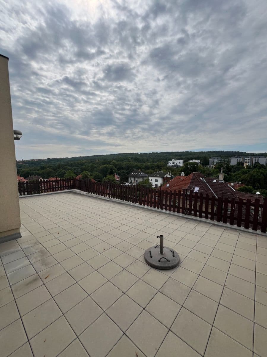 Pronájem bytu 1+kk 55 m², Pod Homolkou, Praha, Praha Pronájem bytu 1+kk 55 m², Pod Homolkou, Praha, Praha