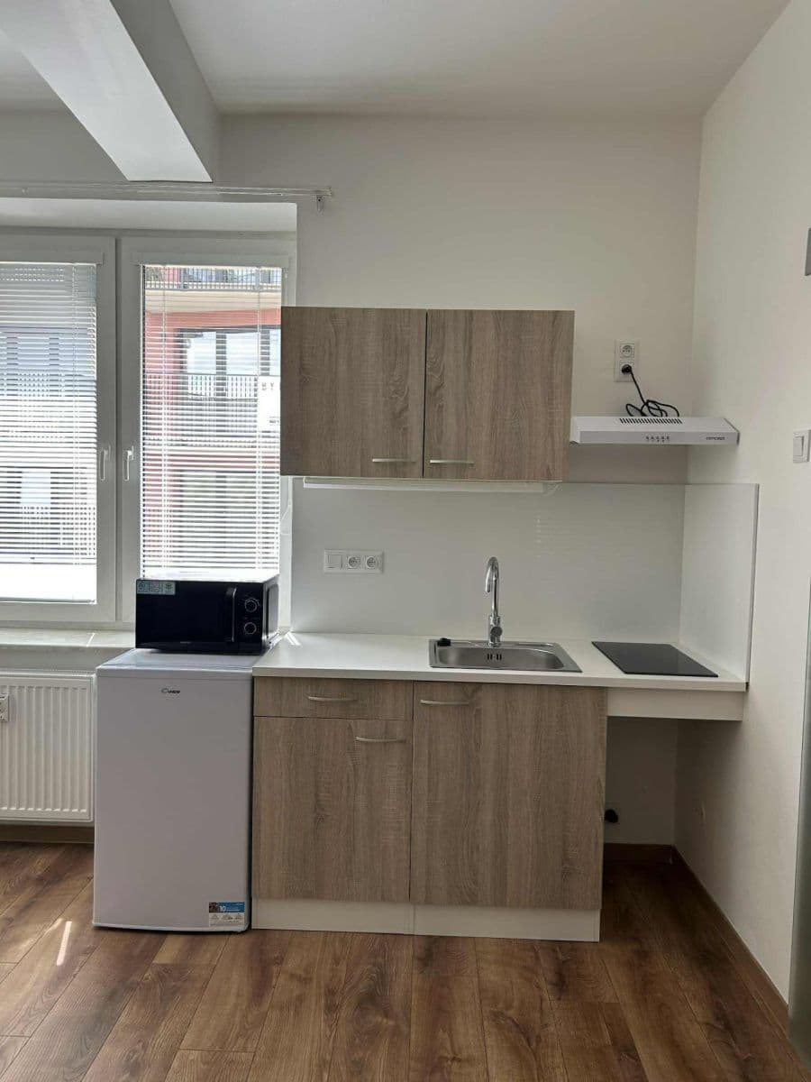 Pronájem bytu 1+kk 27 m², Suchdolské náměstí, Praha, Praha Pronájem bytu 1+kk 27 m², Suchdolské náměstí, Praha, Praha