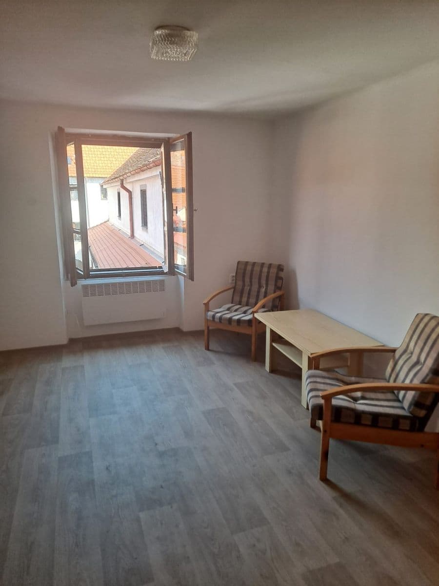 Pronájem bytu 1+kk 30 m², Husova, Třeboň, Jihočeský kraj Pronájem bytu 1+kk 30 m², Husova, Třeboň, Jihočeský kraj