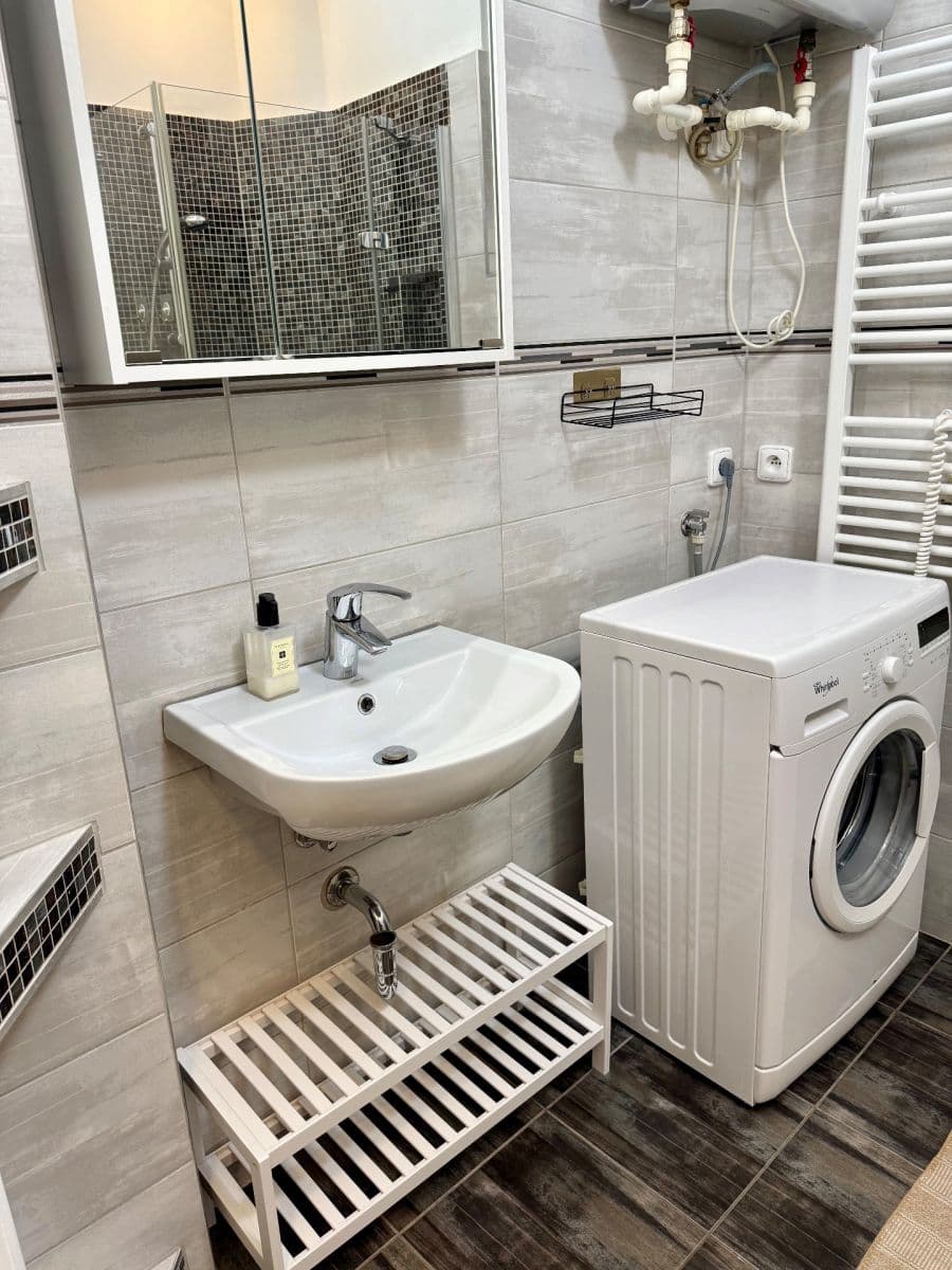 Pronájem bytu 2+kk 52 m², U Svépomoci, Praha, Praha Pronájem bytu 2+kk 52 m², U Svépomoci, Praha, Praha