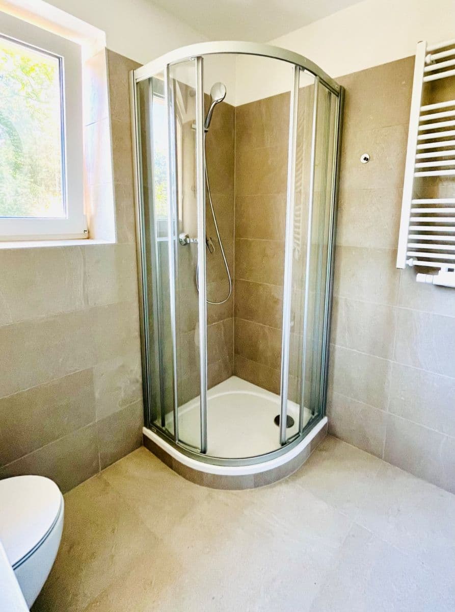 Pronájem bytu 1+kk 22 m², V Kněžívce, Tuchoměřice, Středočeský kraj Pronájem bytu 1+kk 22 m², V Kněžívce, Tuchoměřice, Středočeský kraj