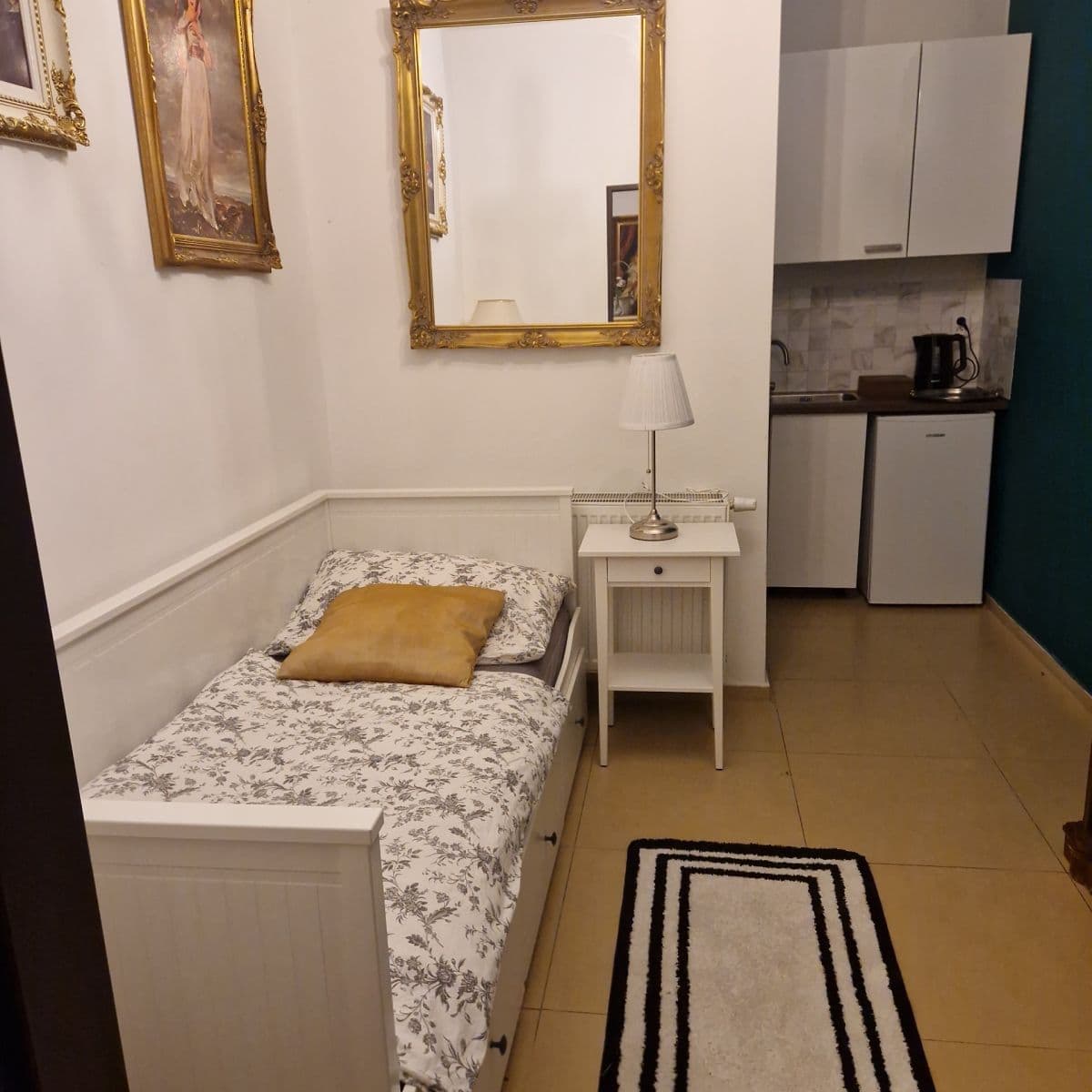 Pronájem bytu 1+kk 13 m², Husovo náměstí, Hostivice, Středočeský kraj Pronájem bytu 1+kk 13 m², Husovo náměstí, Hostivice, Středočeský kraj