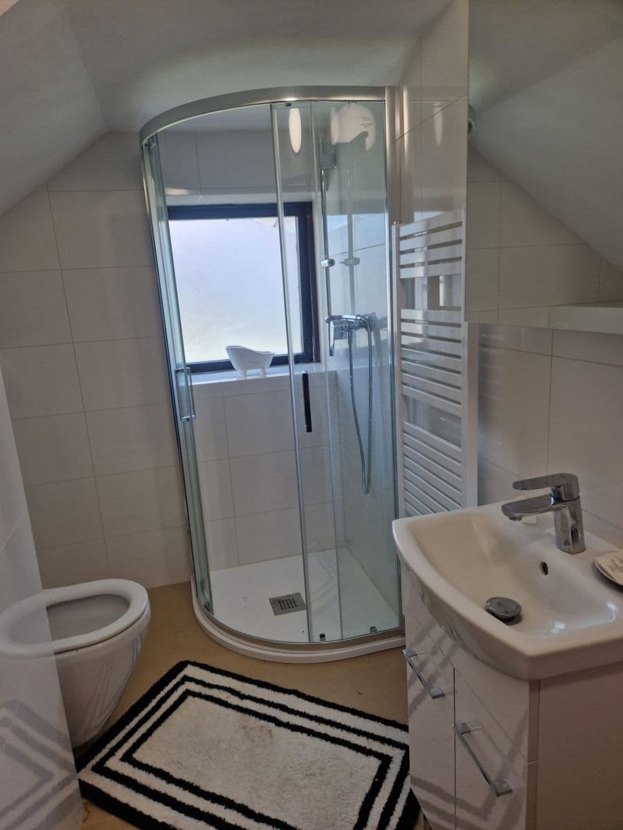 Pronájem bytu 1+kk 13 m², Husovo náměstí, Hostivice, Středočeský kraj Pronájem bytu 1+kk 13 m², Husovo náměstí, Hostivice, Středočeský kraj