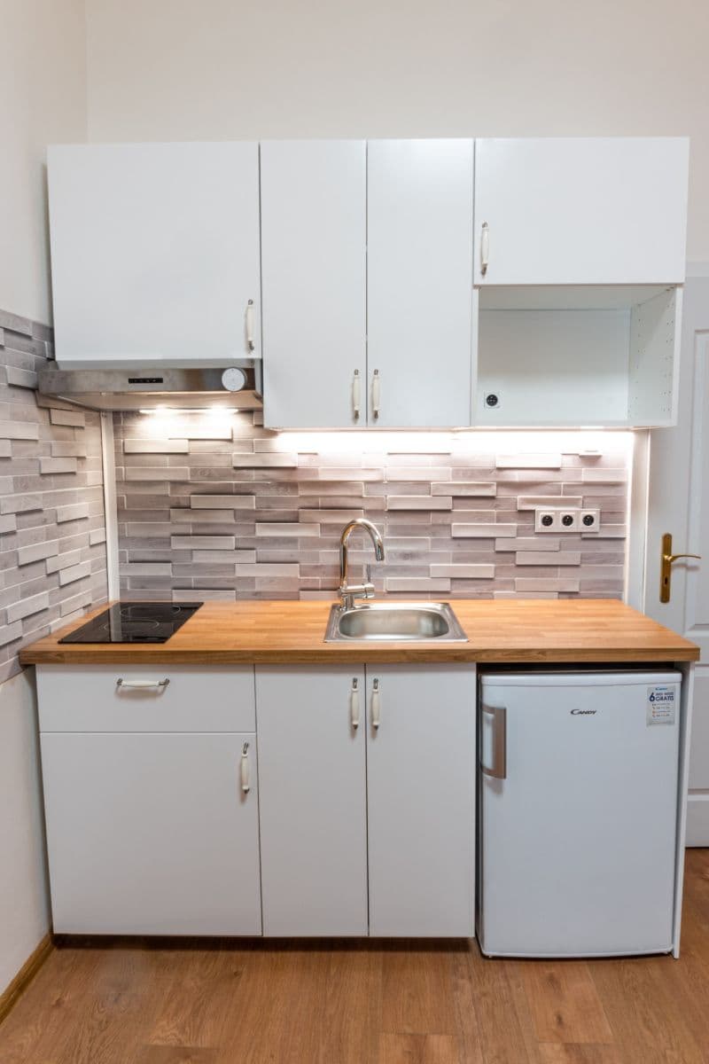 Pronájem bytu 1+kk 28 m², Husovo náměstí, Hostivice, Středočeský kraj Pronájem bytu 1+kk 28 m², Husovo náměstí, Hostivice, Středočeský kraj