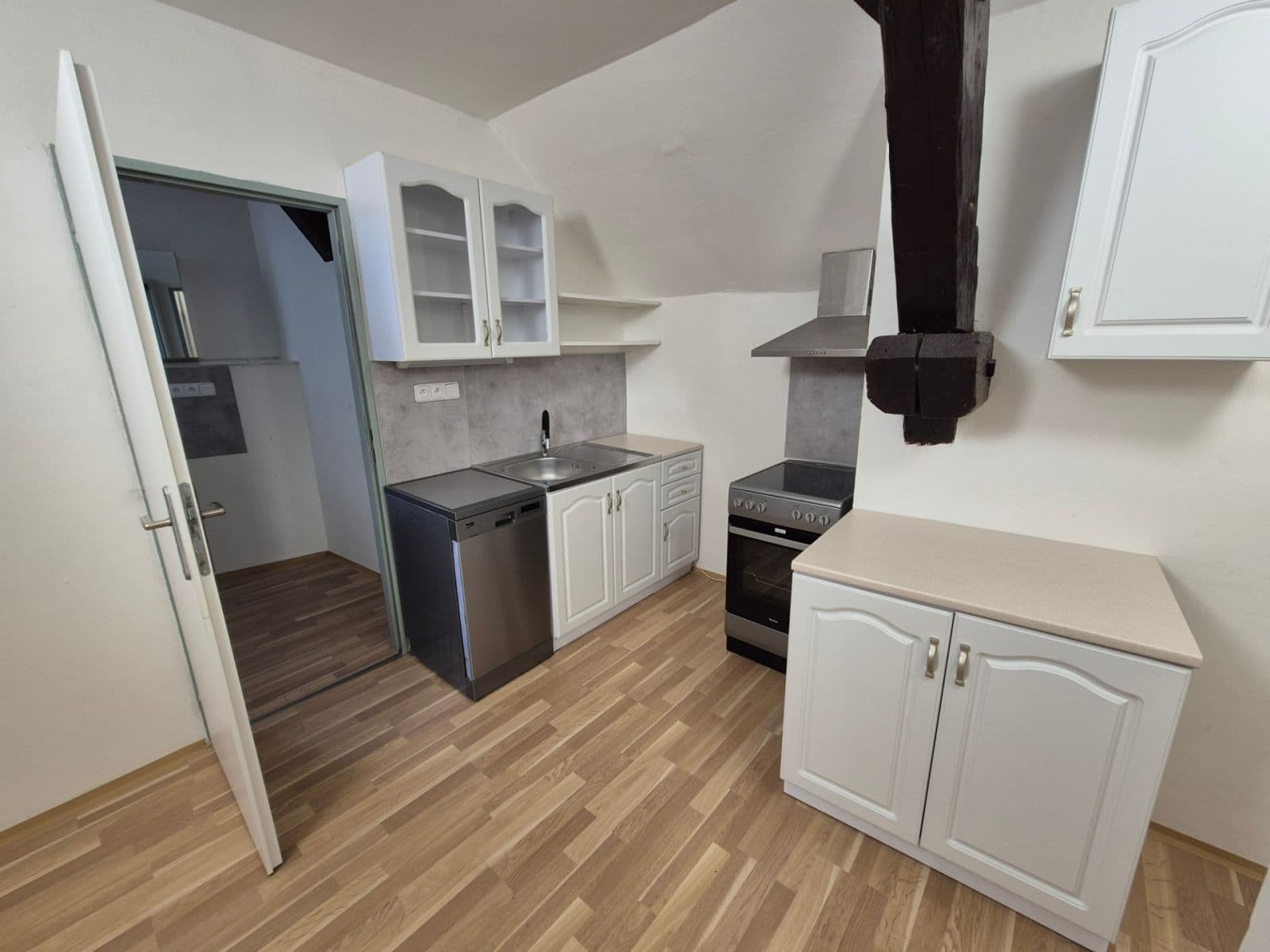 Pronájem domu 510 m², pozemek 1.000 m², Náves sv. Petra a Pavla, Zlatníky-Hodkovice, Středočeský kraj Pronájem domu 510 m², pozemek 1.000 m², Náves sv. Petra a Pavla, Zlatníky-Hodkovice, Středočeský kraj