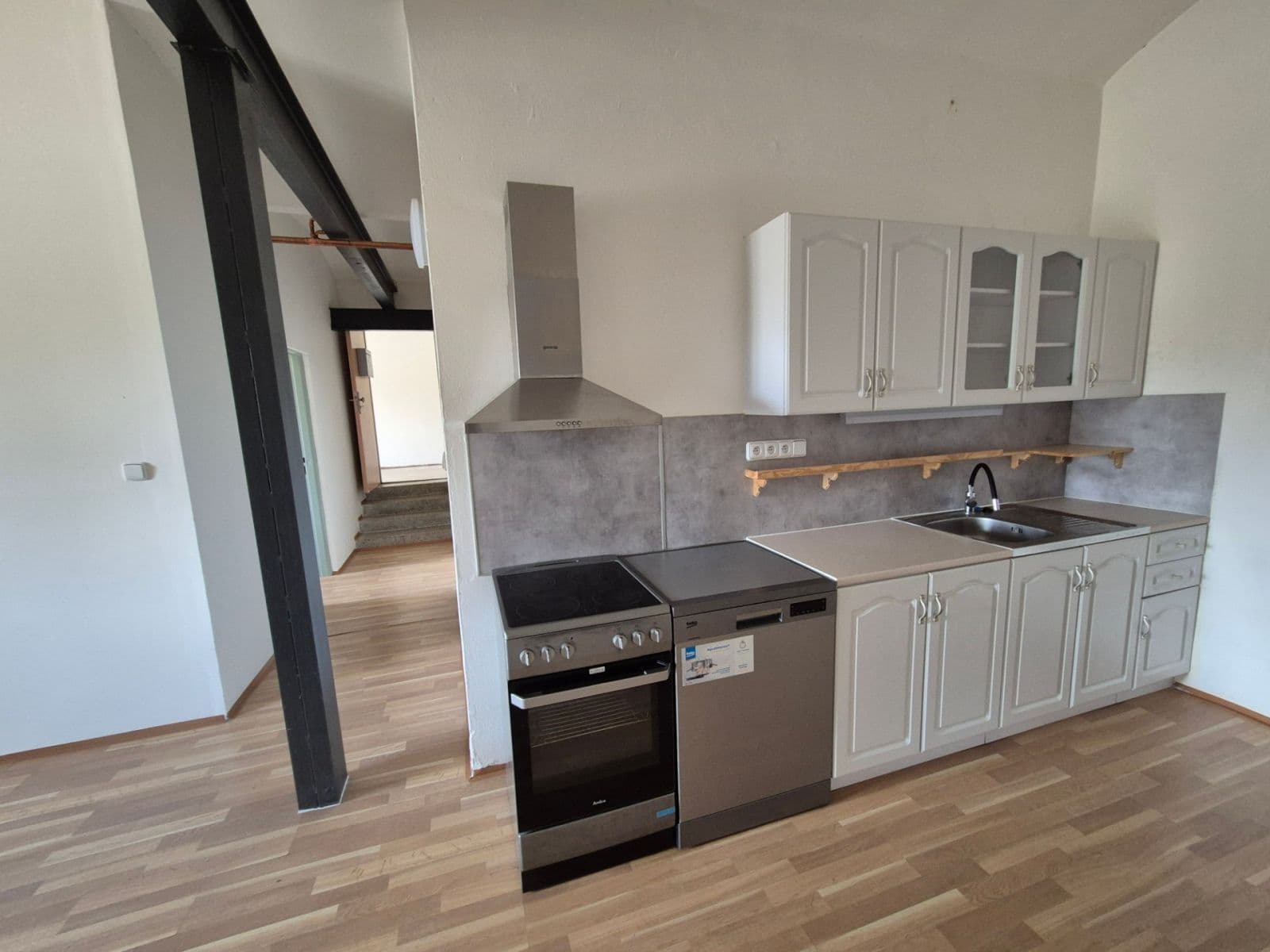 Pronájem domu 510 m², pozemek 1.000 m², Náves sv. Petra a Pavla, Zlatníky-Hodkovice, Středočeský kraj Pronájem domu 510 m², pozemek 1.000 m², Náves sv. Petra a Pavla, Zlatníky-Hodkovice, Středočeský kraj