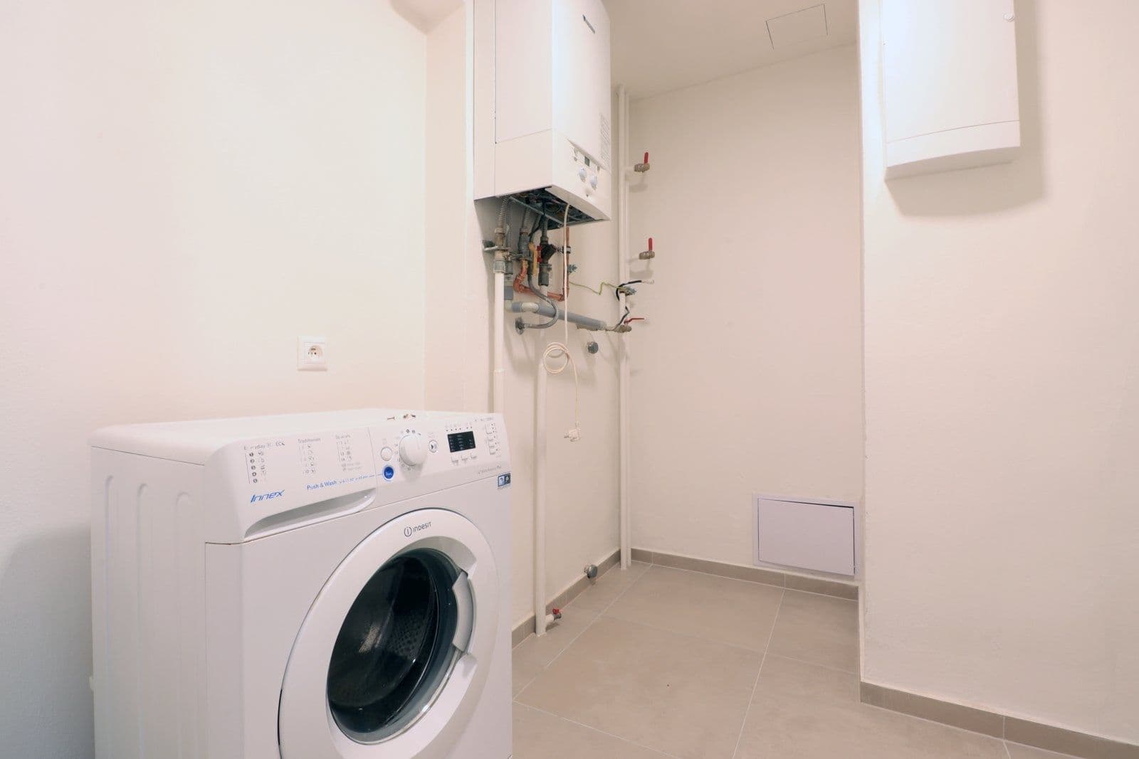 Pronájem bytu 5+1 200 m², Čajkovského, Praha, Praha Pronájem bytu 5+1 200 m², Čajkovského, Praha, Praha