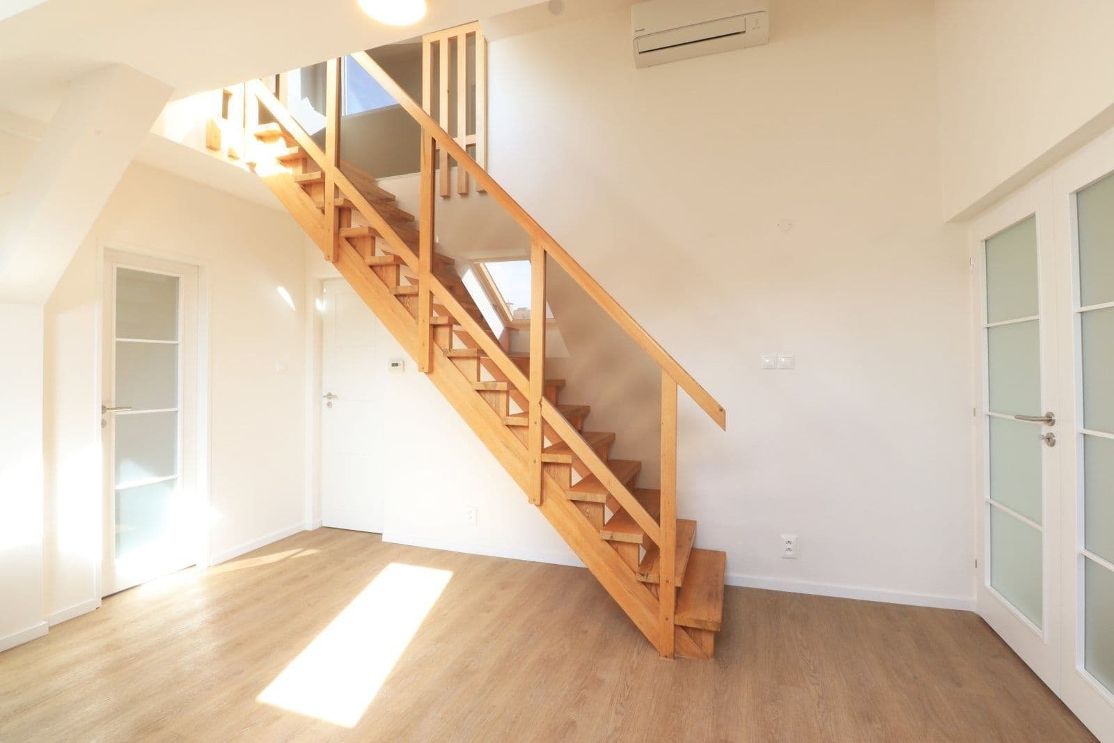 Pronájem bytu 5+1 200 m², Čajkovského, Praha, Praha Pronájem bytu 5+1 200 m², Čajkovského, Praha, Praha