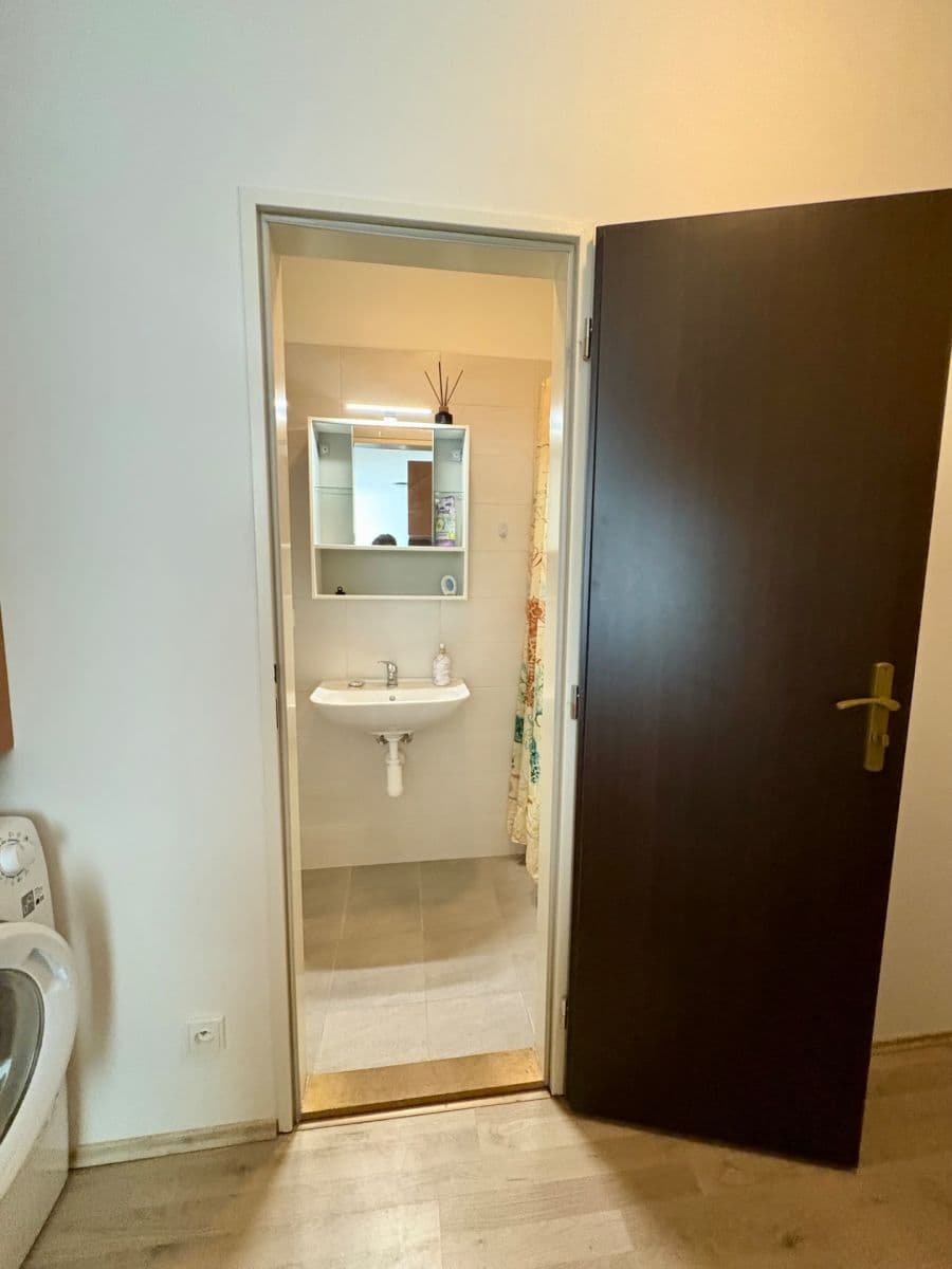 Pronájem bytu 1+kk 21 m², Škvorec, Středočeský kraj Pronájem bytu 1+kk 21 m², Škvorec, Středočeský kraj