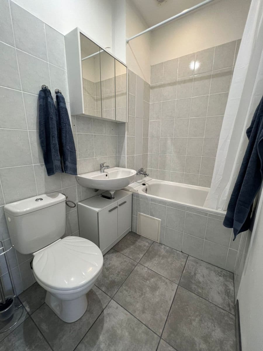Pronájem bytu 1+1 37 m², náměstí Emy Destinové, Karlovy Vary, Karlovarský kraj Pronájem bytu 1+1 37 m², náměstí Emy Destinové, Karlovy Vary, Karlovarský kraj