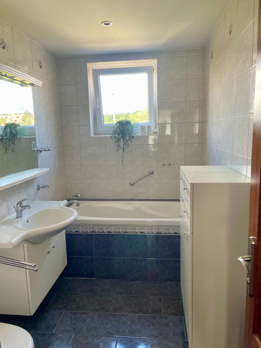 Pronájem bytu 3+1 89 m², K Červenému vrchu, Praha, Praha Pronájem bytu 3+1 89 m², K Červenému vrchu, Praha, Praha