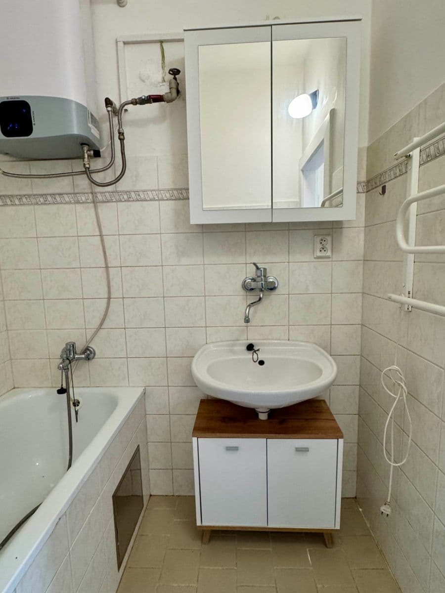 Prodej bytu 1+kk 36 m², Na Jezerce, Praha, Praha Prodej bytu 1+kk 36 m², Na Jezerce, Praha, Praha