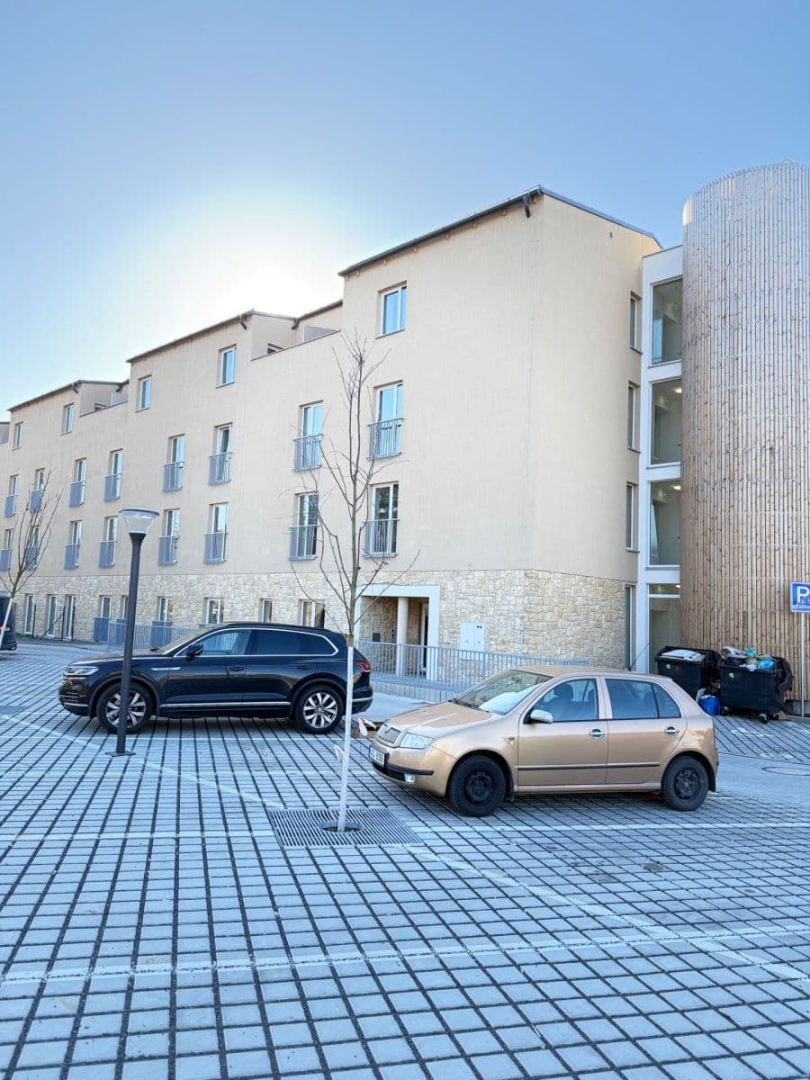 Pronájem garáže 4 m², V Kněžívce, Tuchoměřice, Středočeský kraj Pronájem garáže 4 m², V Kněžívce, Tuchoměřice, Středočeský kraj