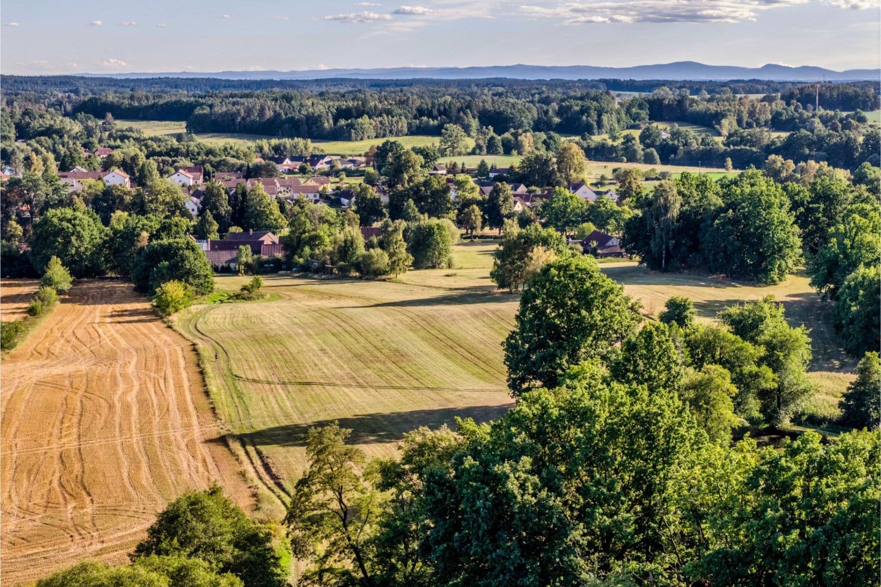 Prodej pozemku 2.102 m², Lásenice, Jihočeský kraj Prodej pozemku 2.102 m², Lásenice, Jihočeský kraj