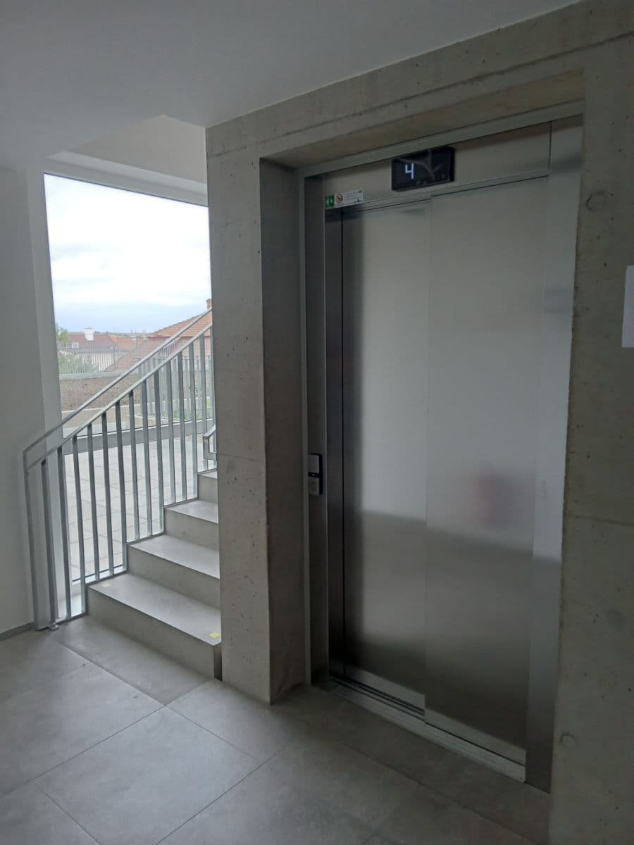 Pronájem bytu 1+kk 30 m², Jarošova, Znojmo, Jihomoravský kraj Pronájem bytu 1+kk 30 m², Jarošova, Znojmo, Jihomoravský kraj