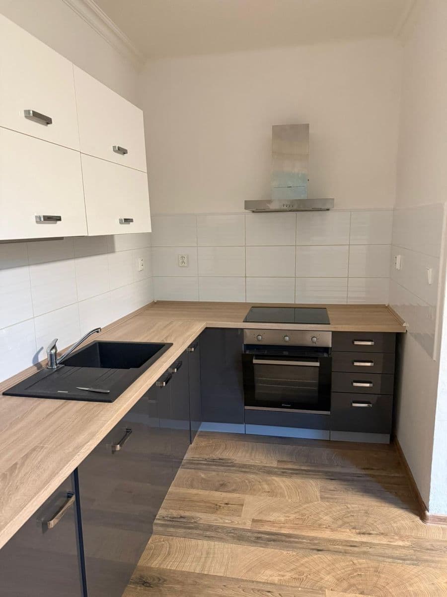 Prodej bytu 2+kk 42 m², Humpolecká, Praha, Praha Prodej bytu 2+kk 42 m², Humpolecká, Praha, Praha
