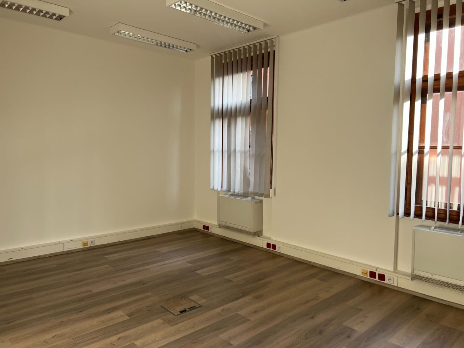 Pronájem kanceláře 160 m², Záhřebská, Praha, Praha Pronájem kanceláře 160 m², Záhřebská, Praha, Praha