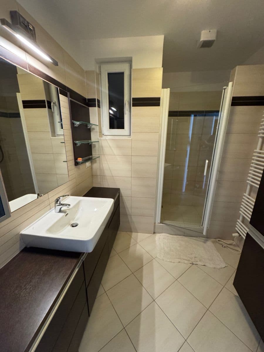 Pronájem bytu 3+1 105 m², Černomořská, Praha, Praha Pronájem bytu 3+1 105 m², Černomořská, Praha, Praha