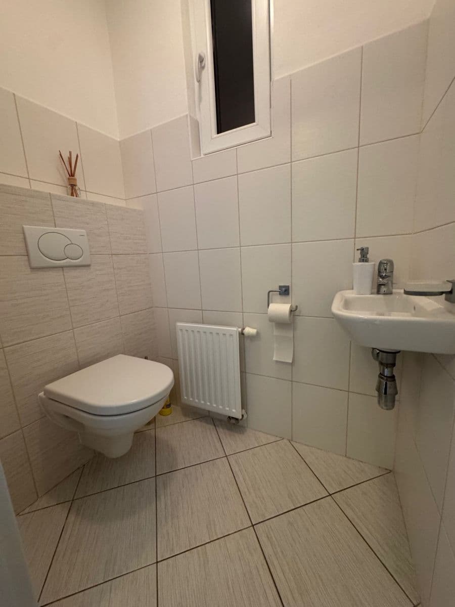 Pronájem bytu 3+1 105 m², Černomořská, Praha, Praha Pronájem bytu 3+1 105 m², Černomořská, Praha, Praha