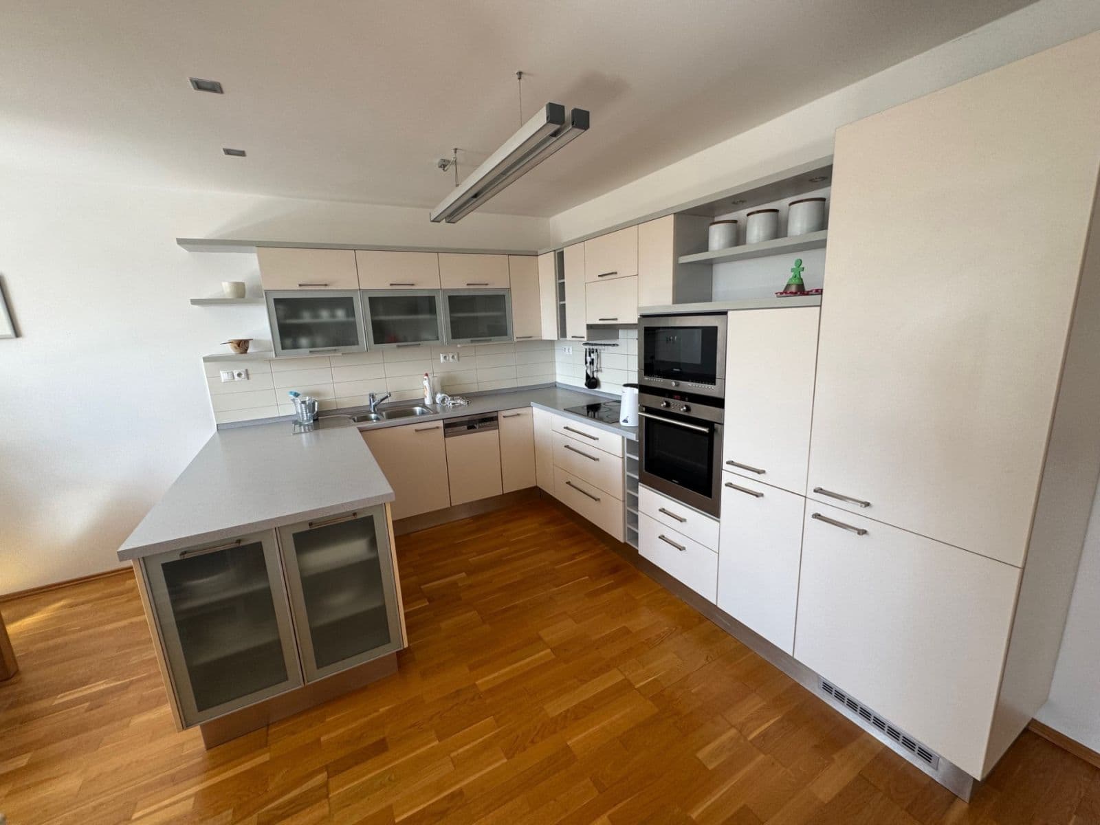 Pronájem bytu 3+1 105 m², Černomořská, Praha, Praha Pronájem bytu 3+1 105 m², Černomořská, Praha, Praha