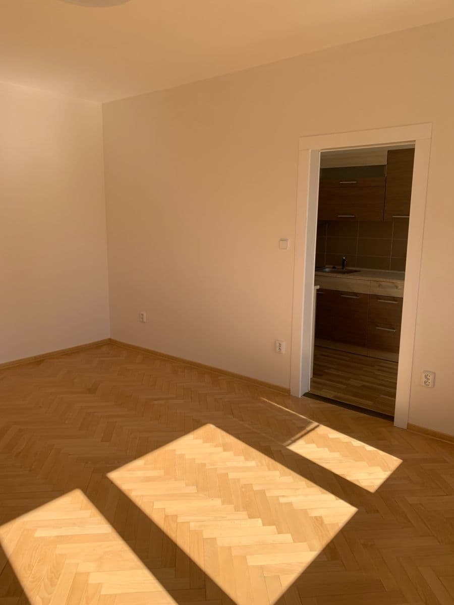 Pronájem bytu 2+1 50 m², sídliště U Nádraží, Jindřichův Hradec, Jihočeský kraj Pronájem bytu 2+1 50 m², sídliště U Nádraží, Jindřichův Hradec, Jihočeský kraj