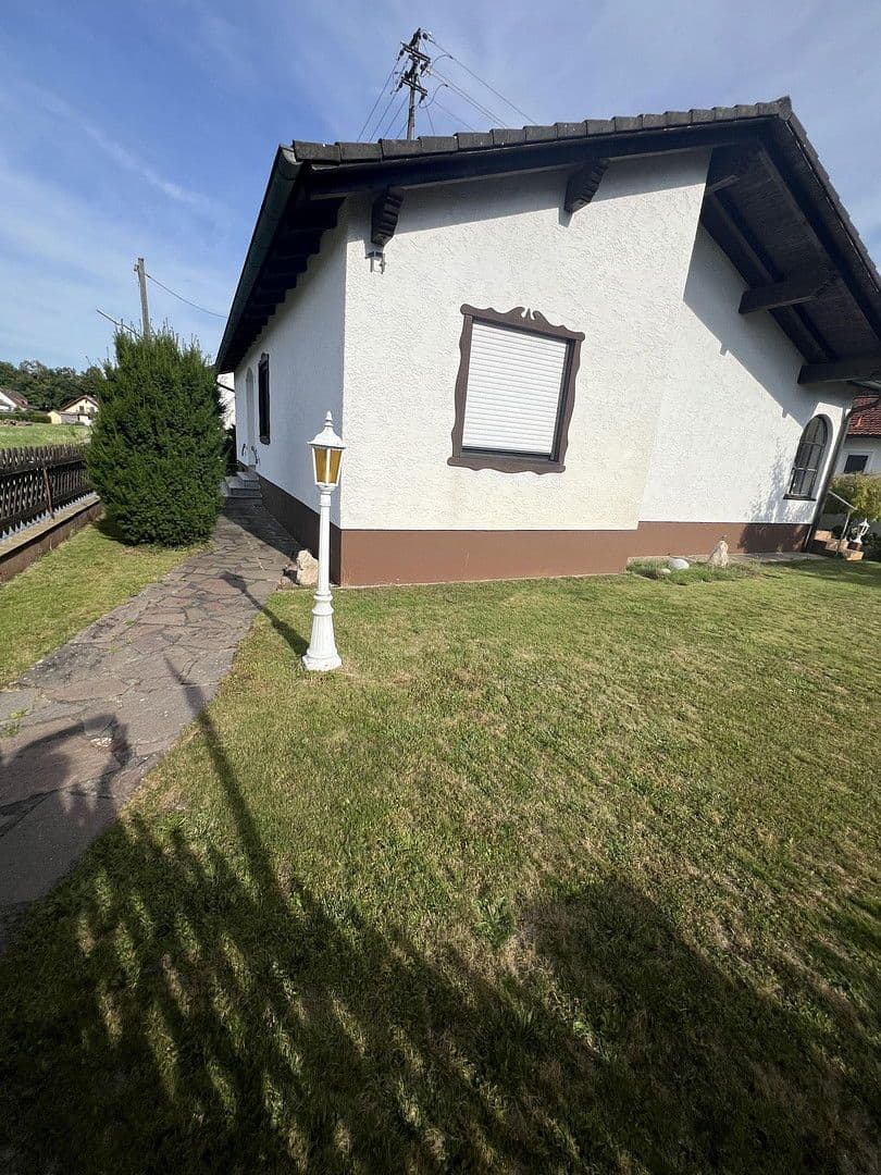Prodej domu 107 m², pozemek 462 m², Pfarrstraße 17, Ernsgaden, Bavorsko Prodej domu 107 m², pozemek 462 m², Pfarrstraße 17, Ernsgaden, Bavorsko