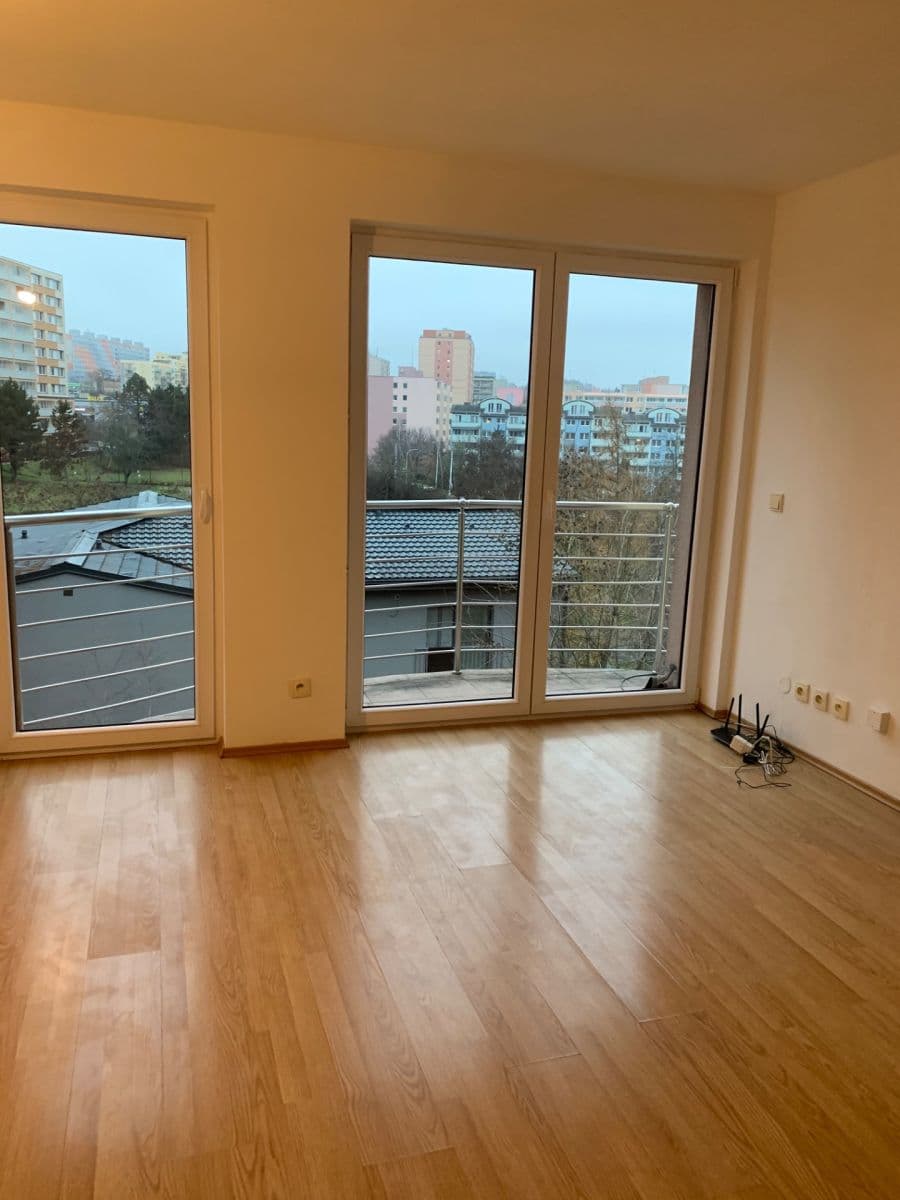 Pronájem domu 250 m², pozemek 200 m², Pod Viaduktem, Praha, Praha Pronájem domu 250 m², pozemek 200 m², Pod Viaduktem, Praha, Praha
