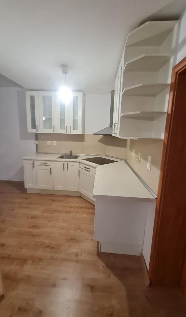 Pronájem domu 250 m², pozemek 200 m², Pod Viaduktem, Praha, Praha Pronájem domu 250 m², pozemek 200 m², Pod Viaduktem, Praha, Praha