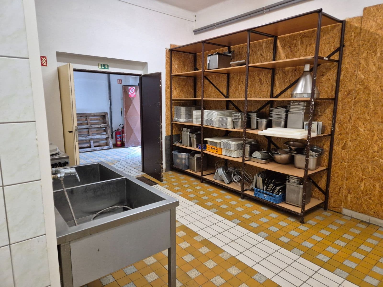 Prodej nebytového prostoru 450 m², Lomní, Trutnov, Královéhradecký kraj Prodej nebytového prostoru 450 m², Lomní, Trutnov, Královéhradecký kraj