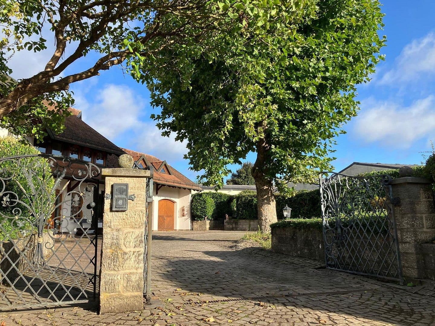 Prodej domu 250 m², pozemek 2.900 m², Boxberg, Bádensko-Württembersko Prodej domu 250 m², pozemek 2.900 m², Boxberg, Bádensko-Württembersko