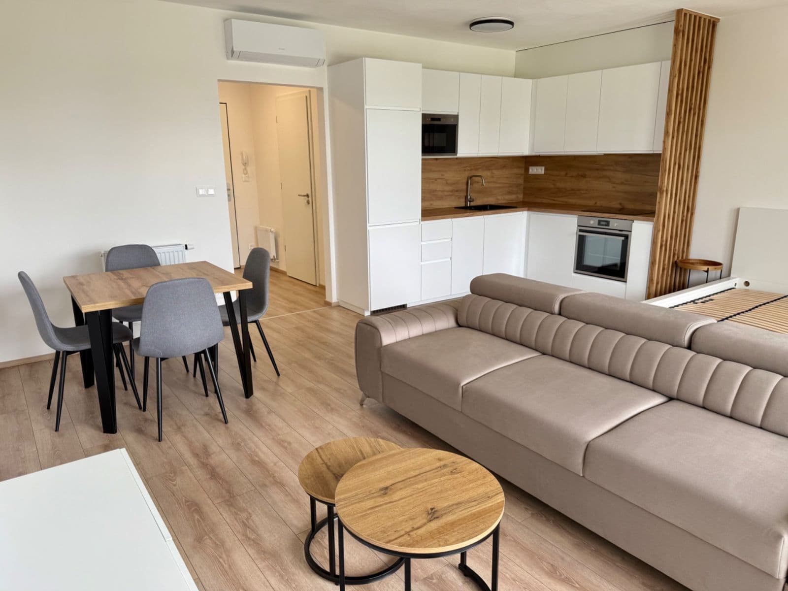 Pronájem bytu 1+kk 52 m², Nádražní, Slavkov u Brna, Jihomoravský kraj Pronájem bytu 1+kk 52 m², Nádražní, Slavkov u Brna, Jihomoravský kraj