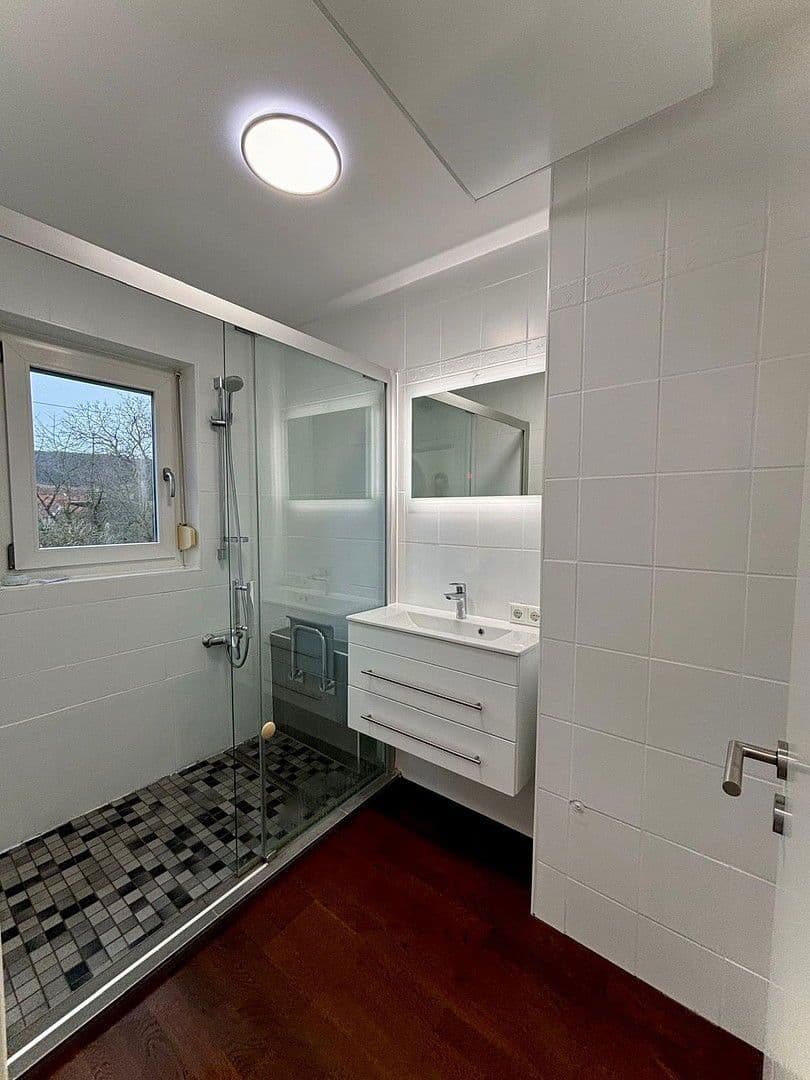 Prodej domu 266 m², pozemek 811 m², Am Feld 10, Rattelsdorf, Bavorsko Prodej domu 266 m², pozemek 811 m², Am Feld 10, Rattelsdorf, Bavorsko