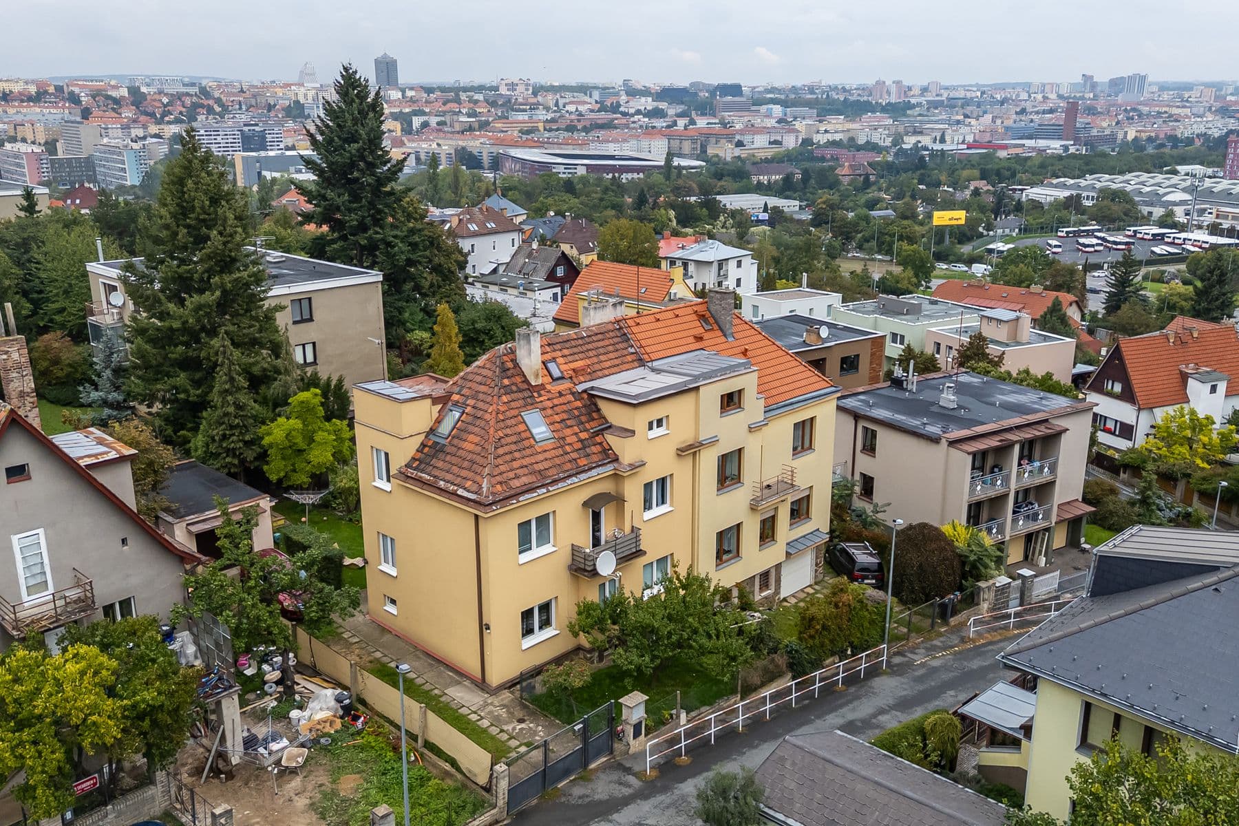 Prodej domu 255 m², pozemek 384 m², Pod Sychrovem II, Praha, Praha Prodej domu 255 m², pozemek 384 m², Pod Sychrovem II, Praha, Praha
