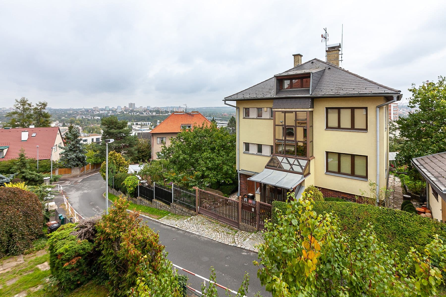 Prodej domu 255 m², pozemek 384 m², Pod Sychrovem II, Praha, Praha Prodej domu 255 m², pozemek 384 m², Pod Sychrovem II, Praha, Praha