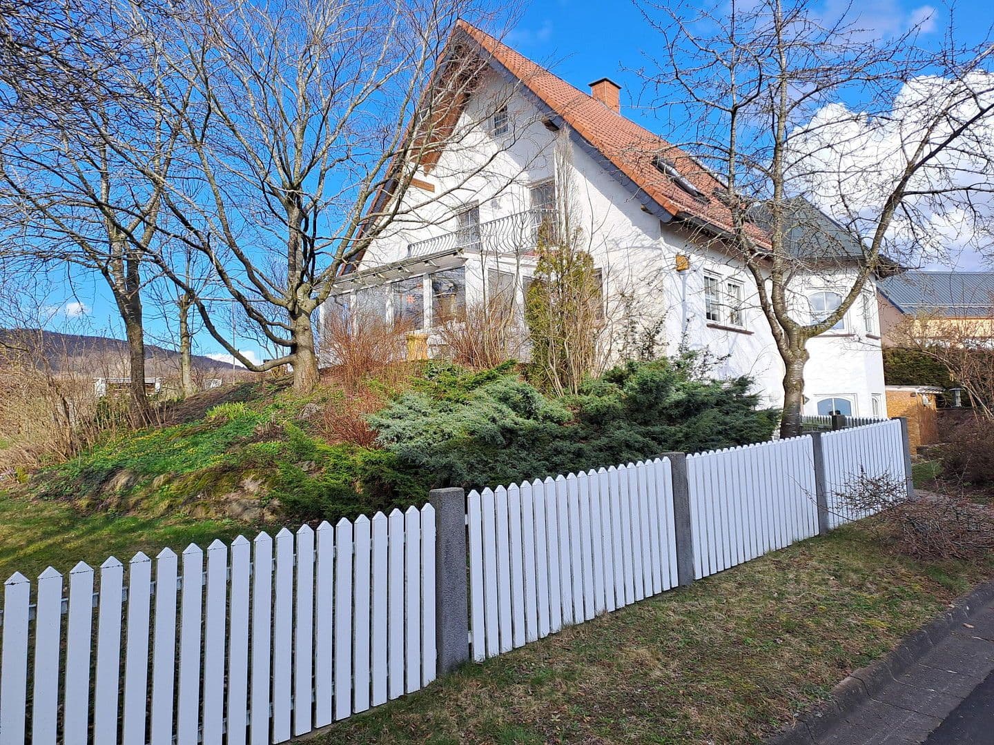 Prodej domu 250 m², pozemek 1.038 m², Rhönstr.7, Geroda, Bavorsko Prodej domu 250 m², pozemek 1.038 m², Rhönstr.7, Geroda, Bavorsko