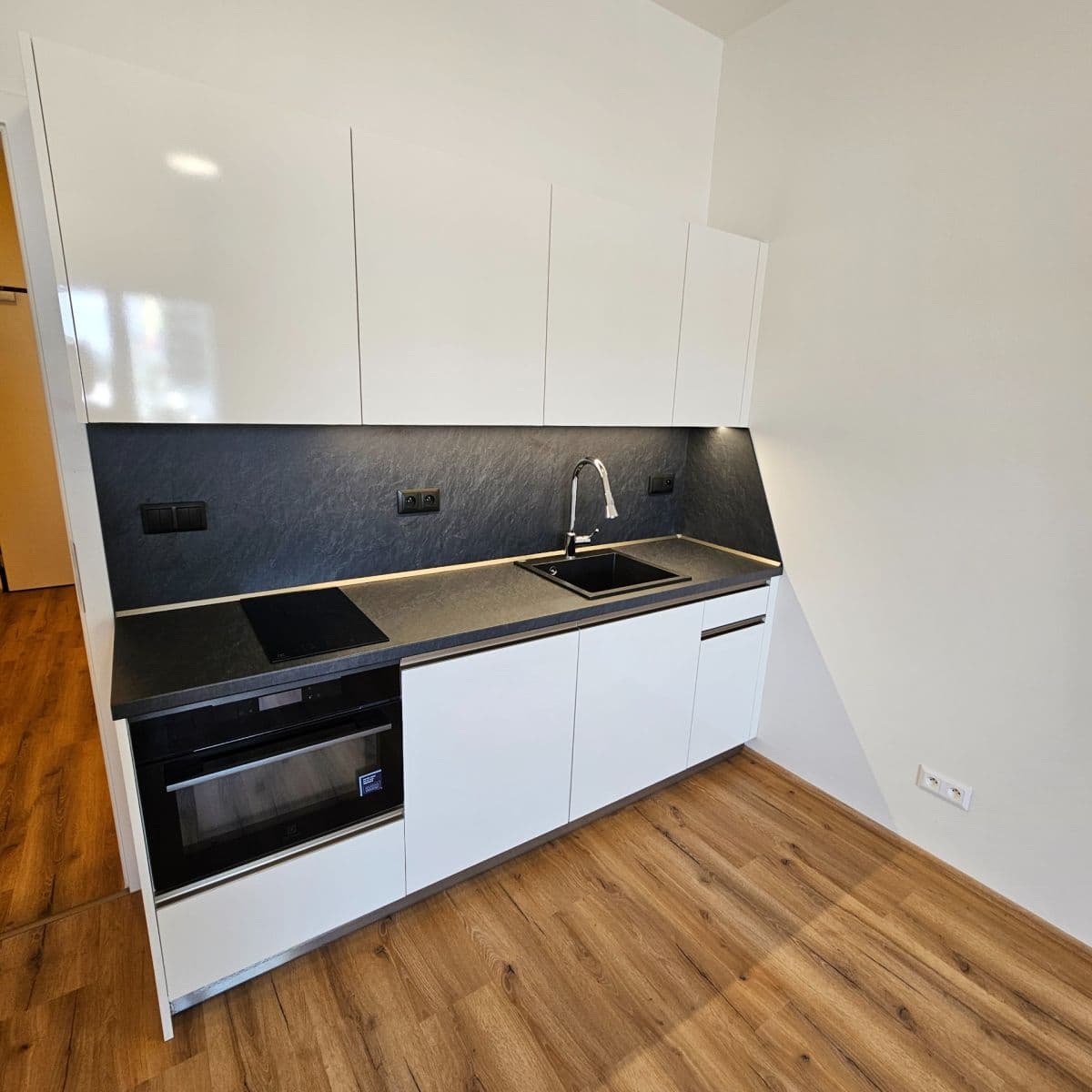 Pronájem bytu 1+kk 29 m², Komárovská, Brno, Jihomoravský kraj Pronájem bytu 1+kk 29 m², Komárovská, Brno, Jihomoravský kraj