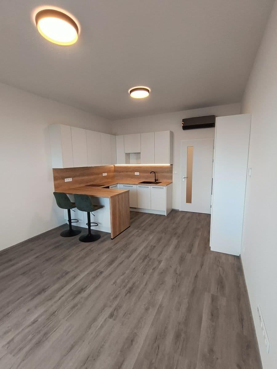 Pronájem bytu 1+kk 36 m², Komárovská, Brno, Jihomoravský kraj Pronájem bytu 1+kk 36 m², Komárovská, Brno, Jihomoravský kraj