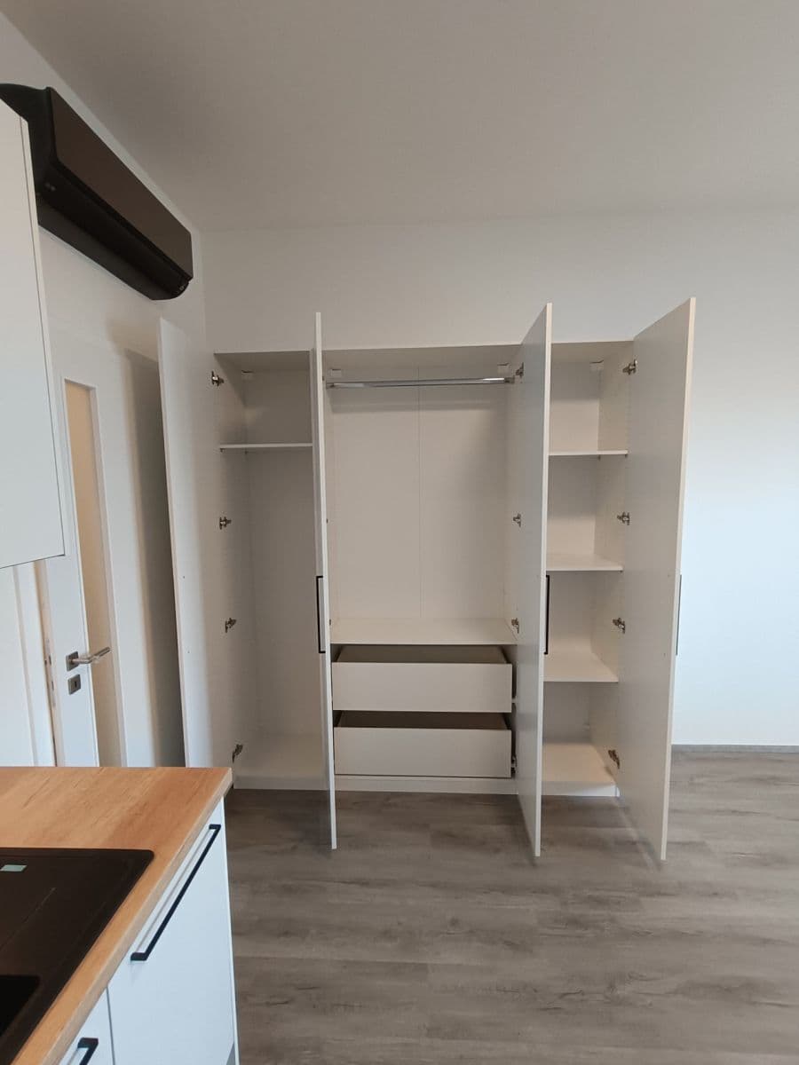 Pronájem bytu 1+kk 36 m², Komárovská, Brno, Jihomoravský kraj Pronájem bytu 1+kk 36 m², Komárovská, Brno, Jihomoravský kraj