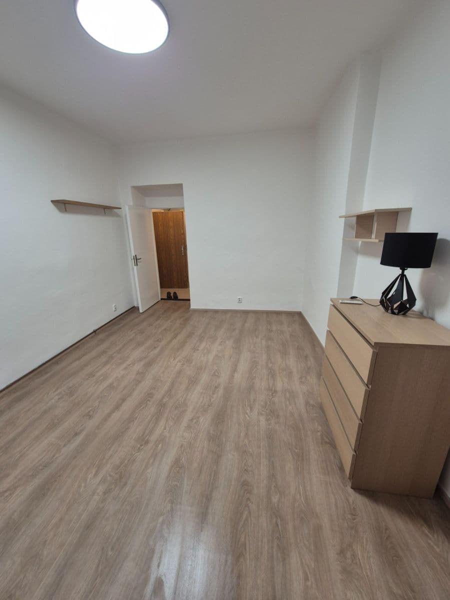 Pronájem bytu 1+1 30 m², Pod Kavalírkou, Praha, Praha Pronájem bytu 1+1 30 m², Pod Kavalírkou, Praha, Praha