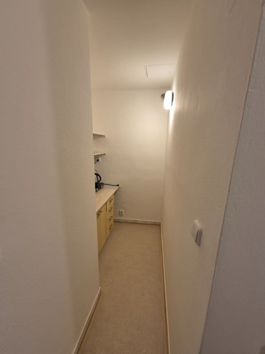 Pronájem bytu 1+1 30 m², Pod Kavalírkou, Praha, Praha Pronájem bytu 1+1 30 m², Pod Kavalírkou, Praha, Praha