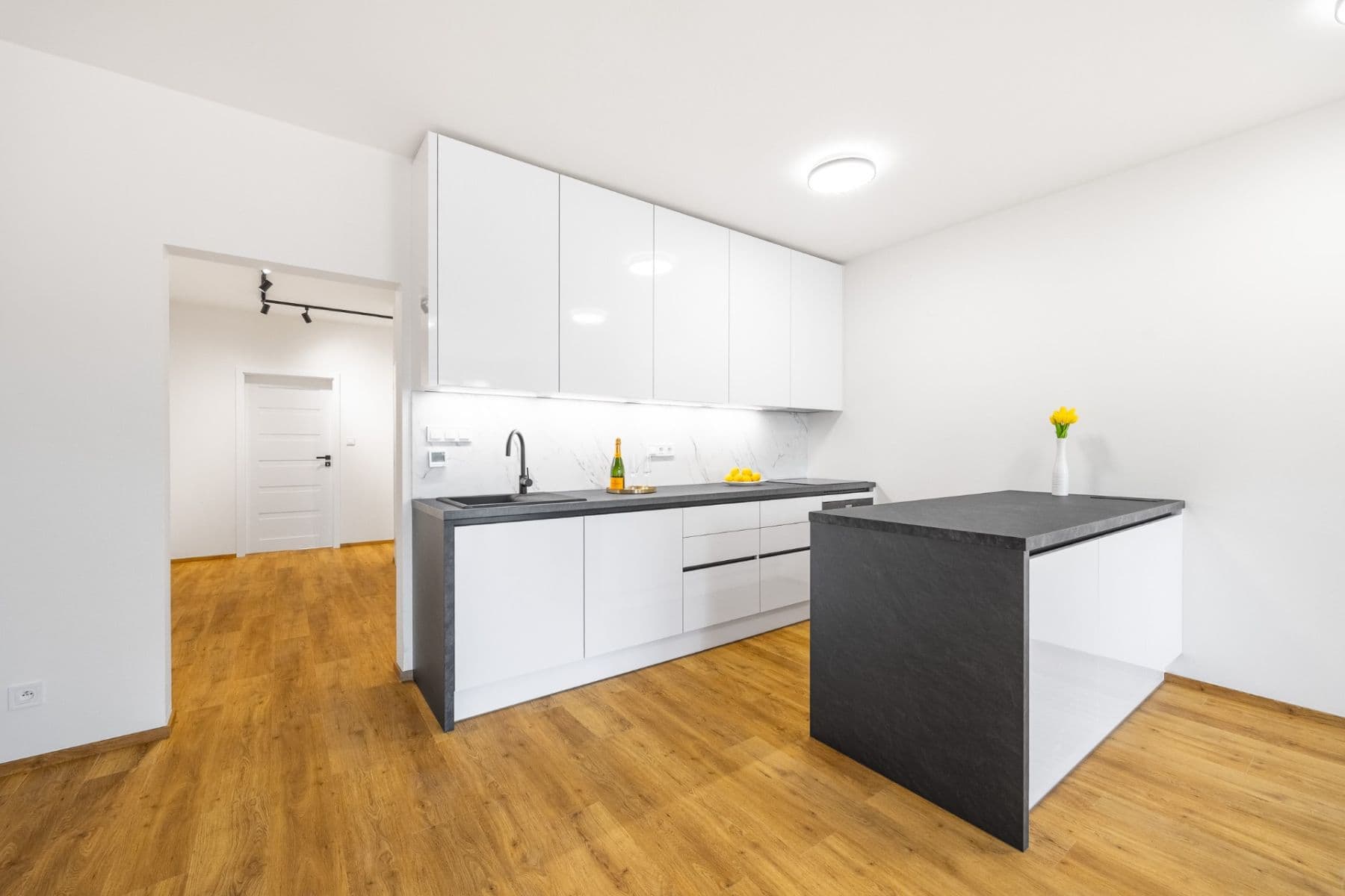 Prodej bytu 3+kk 89 m², náměstí Přátelství, Praha, Praha Prodej bytu 3+kk 89 m², náměstí Přátelství, Praha, Praha
