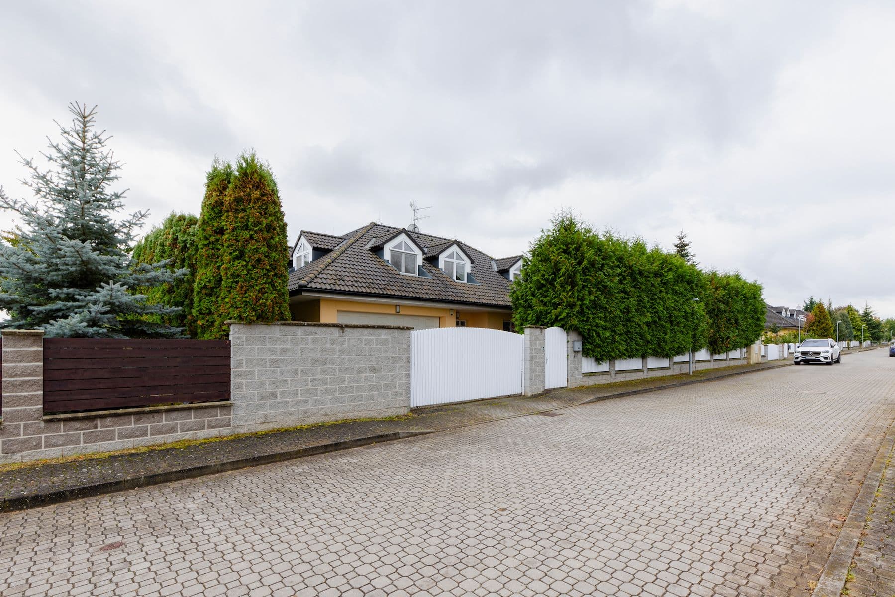 Prodej domu 274 m², pozemek 1.202 m², Karafiátová, Jesenice, Středočeský kraj Prodej domu 274 m², pozemek 1.202 m², Karafiátová, Jesenice, Středočeský kraj