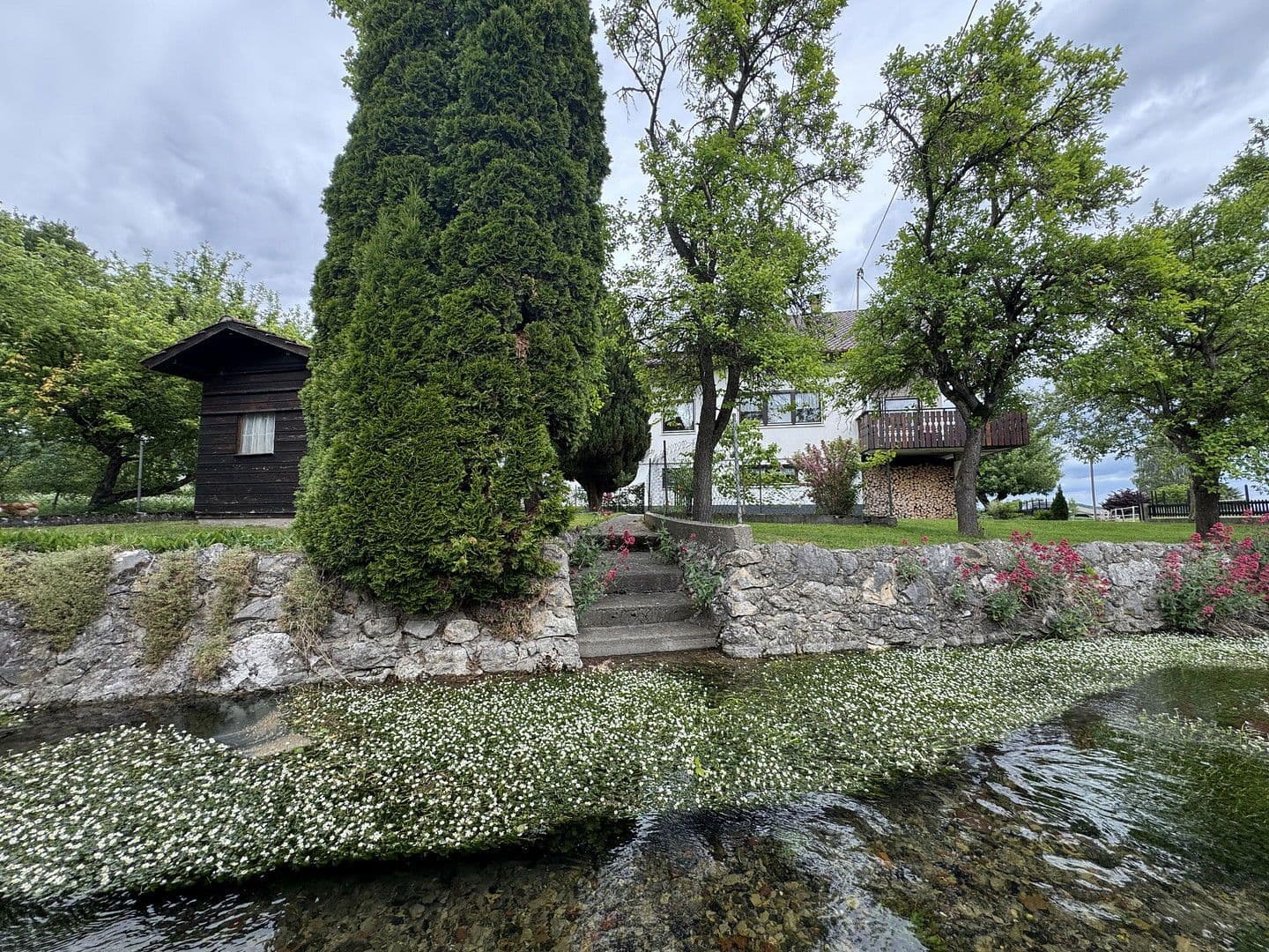 Prodej domu 120 m², pozemek 1.000 m², Biberbachstraße 13, Langenenslingen, Bádensko-Württembersko Prodej domu 120 m², pozemek 1.000 m², Biberbachstraße 13, Langenenslingen, Bádensko-Württembersko