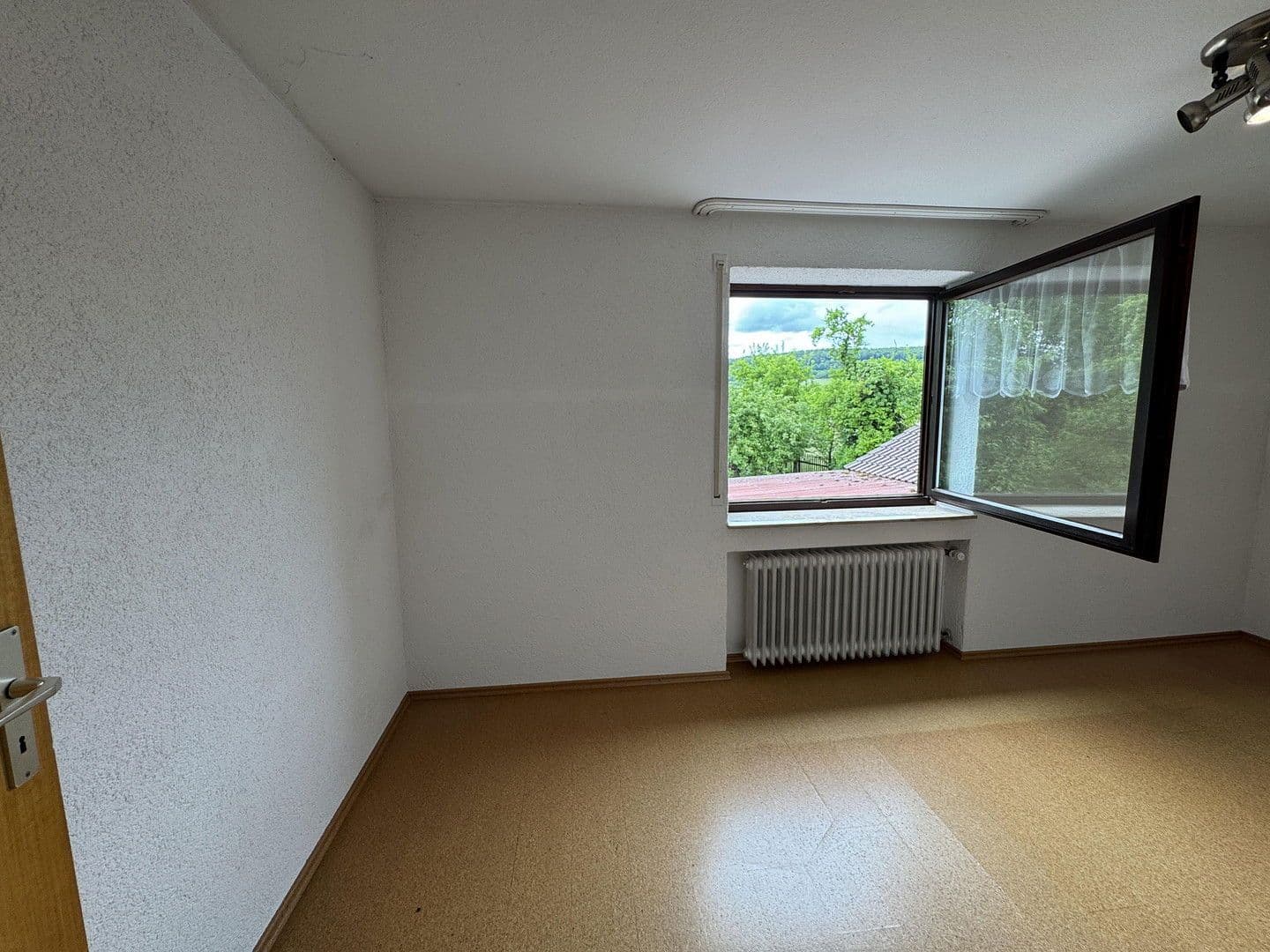 Prodej domu 120 m², pozemek 1.000 m², Biberbachstraße 13, Langenenslingen, Bádensko-Württembersko Prodej domu 120 m², pozemek 1.000 m², Biberbachstraße 13, Langenenslingen, Bádensko-Württembersko