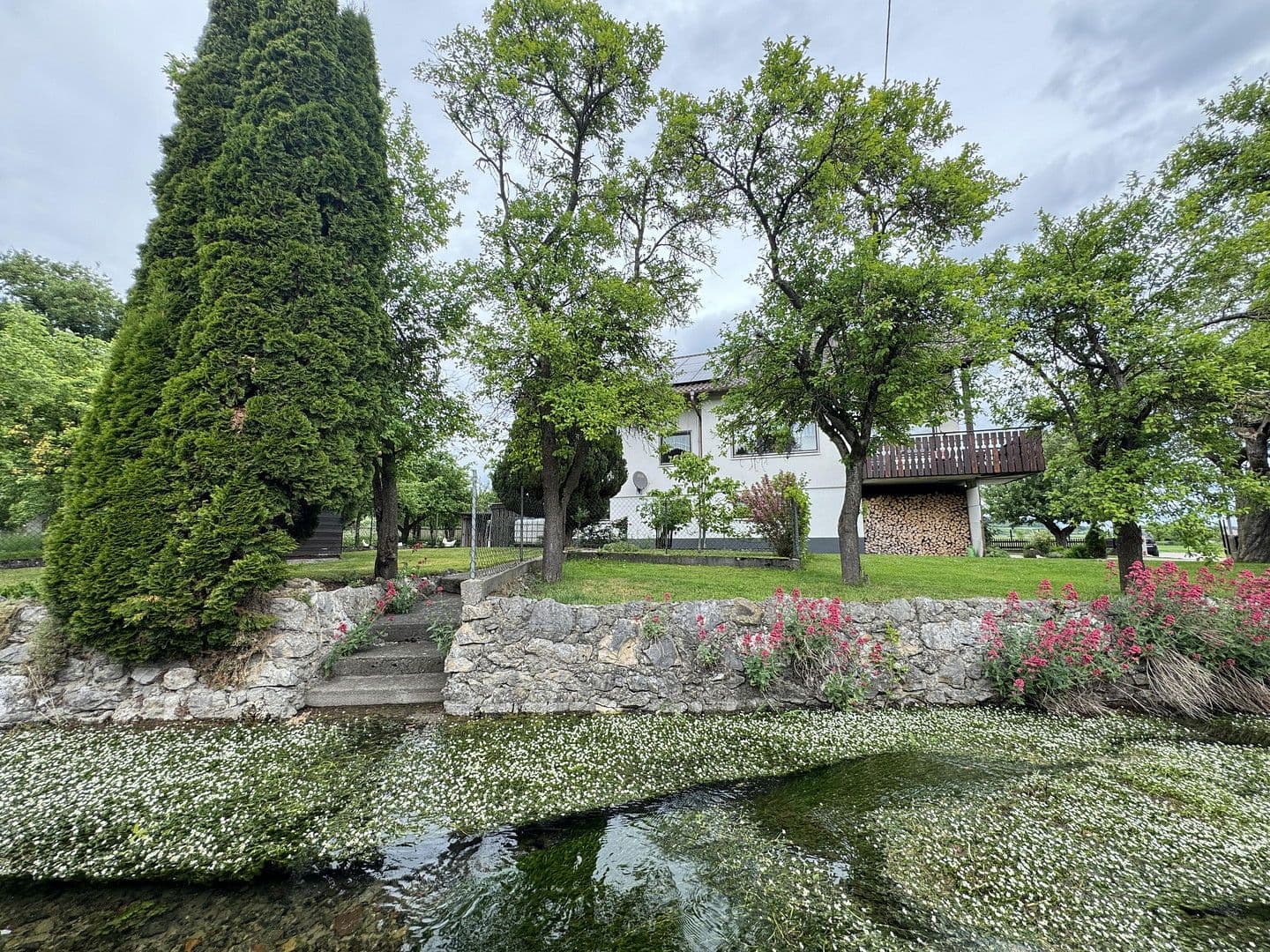 Prodej domu 120 m², pozemek 1.000 m², Biberbachstraße 13, Langenenslingen, Bádensko-Württembersko Prodej domu 120 m², pozemek 1.000 m², Biberbachstraße 13, Langenenslingen, Bádensko-Württembersko