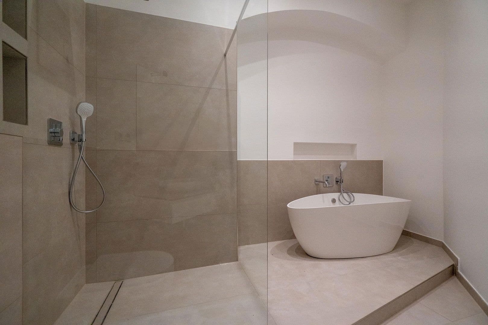 Prodej bytu 5+1 165 m², Düsseldorf, Severní Porýní-Vestfálsko Prodej bytu 5+1 165 m², Düsseldorf, Severní Porýní-Vestfálsko
