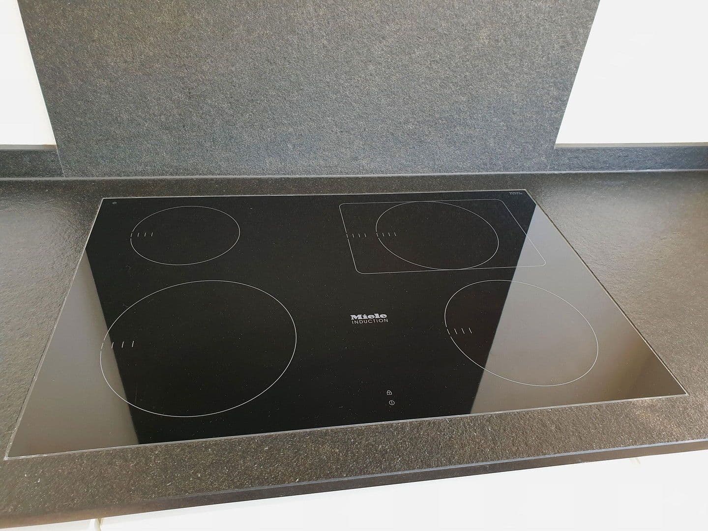 Prodej bytu 3+1 106 m², Köln, Severní Porýní-Vestfálsko Prodej bytu 3+1 106 m², Köln, Severní Porýní-Vestfálsko